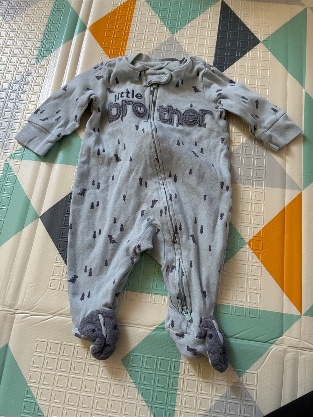 20/25$ 🧸 Baby One-Piece Footed Sleeper - Light Gray with Navy Trees